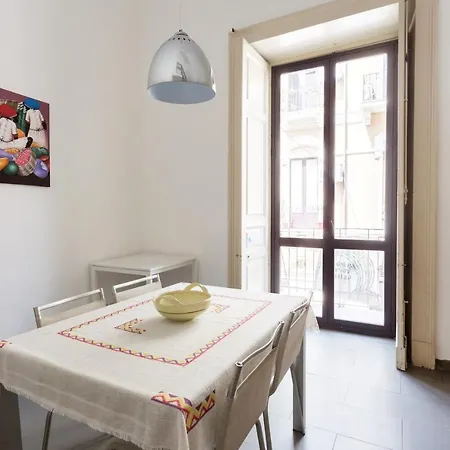 Casa Vacanze A Pochi Passi Da Bellini Apartment *